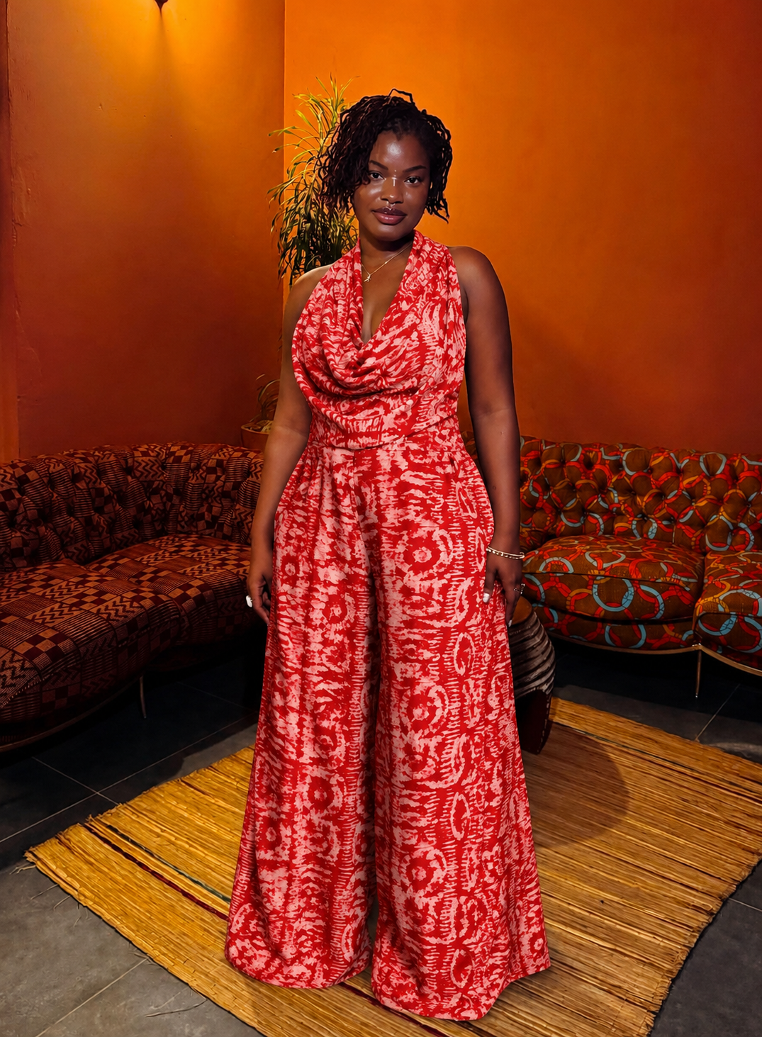 Combinaison Dos Nu Drapée Rouge – Imprimé Batik & Coupe Palazzo