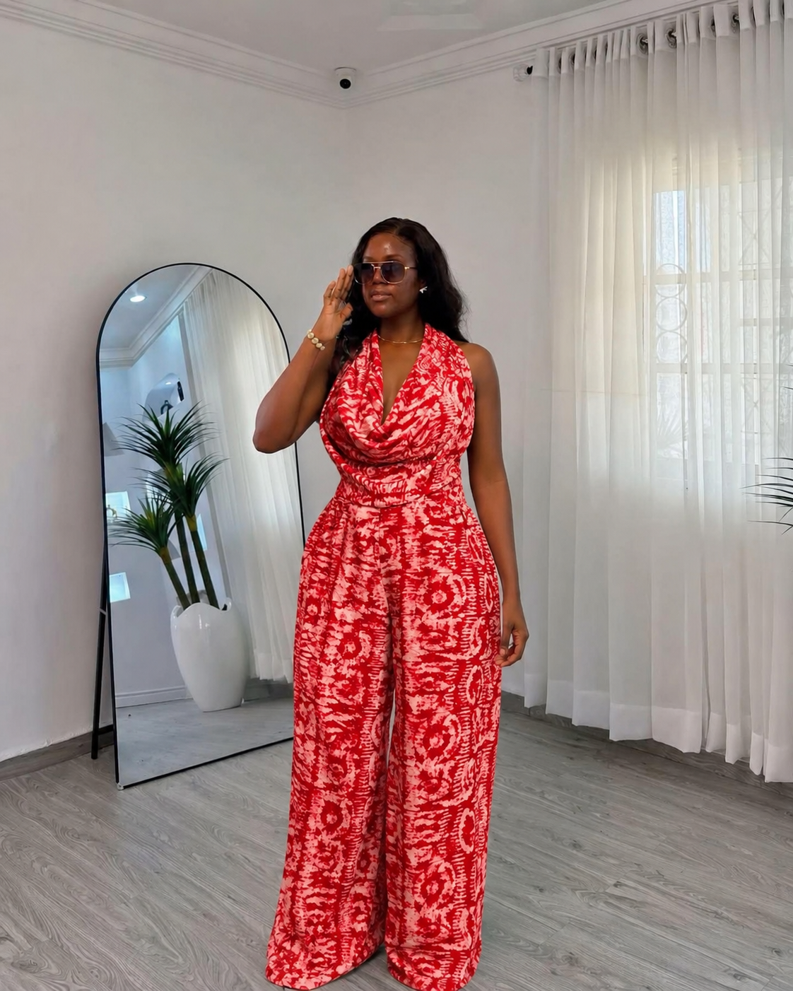 Combinaison Dos Nu Drapée Rouge – Imprimé Batik & Coupe Palazzo